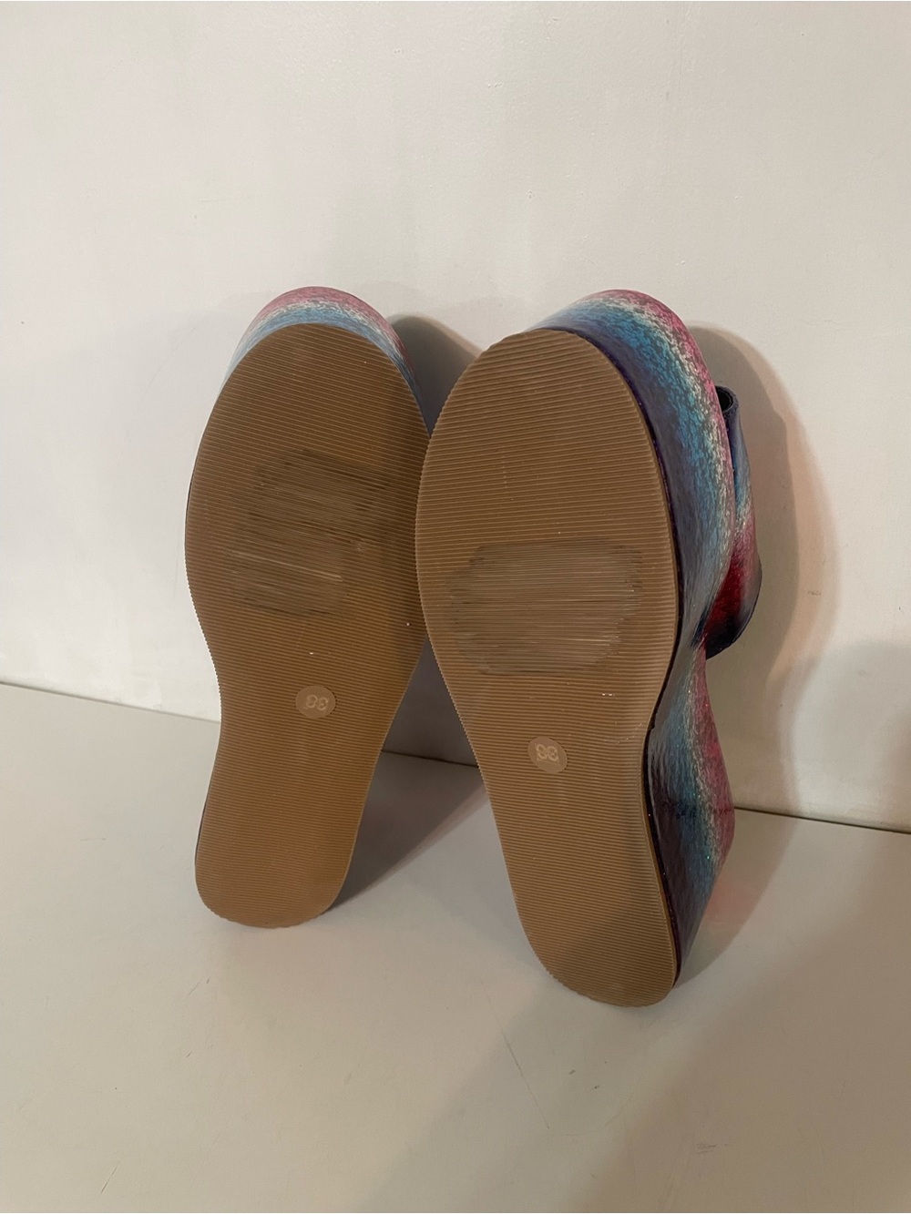 Shane Justin Cotton Candy Rainbow Burst Slides - Picture 8 of 9
